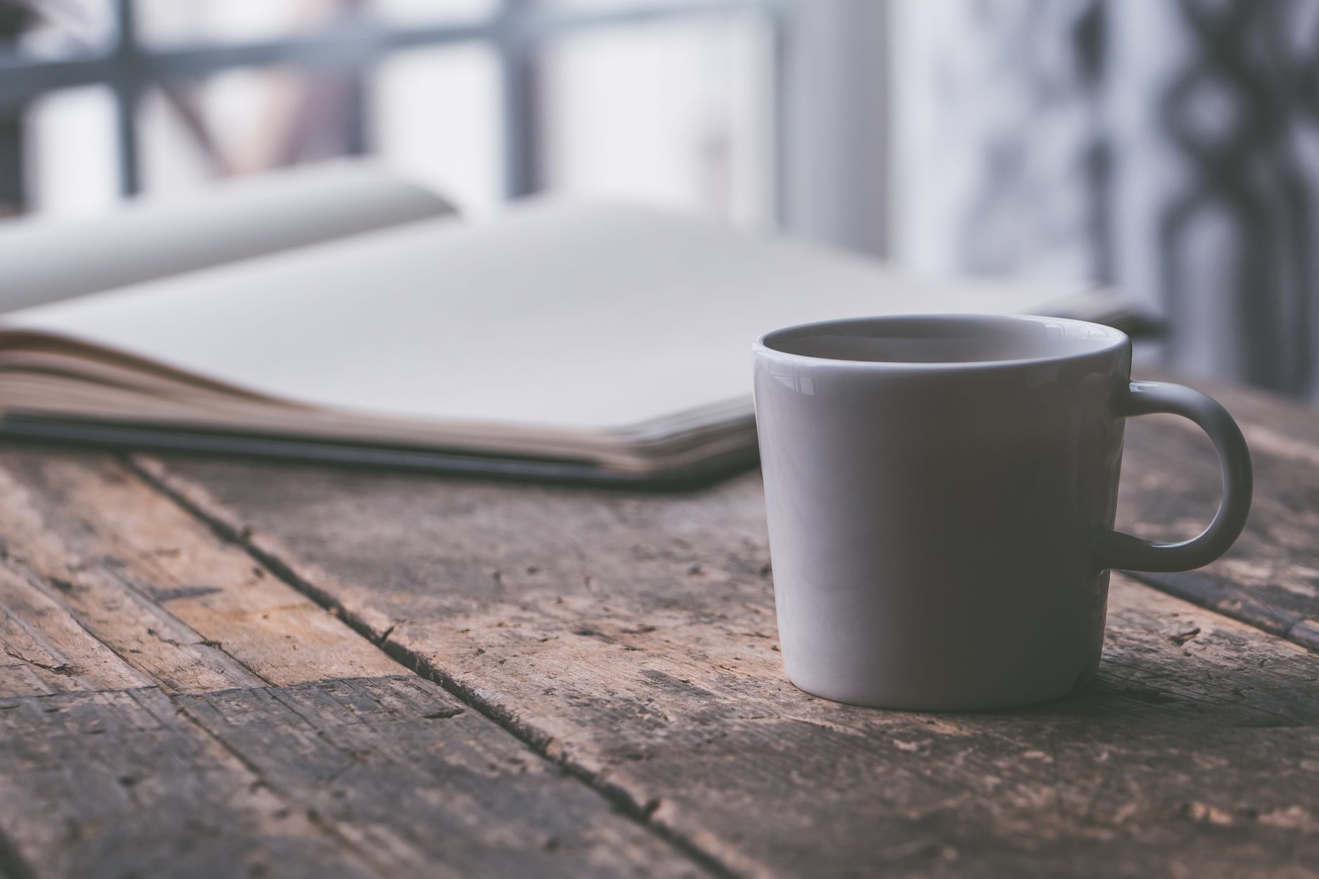A mug of coffee on a rustic wooden table, perfect for a cozy moment or reading session. — Comment Billionairespin Casino enri