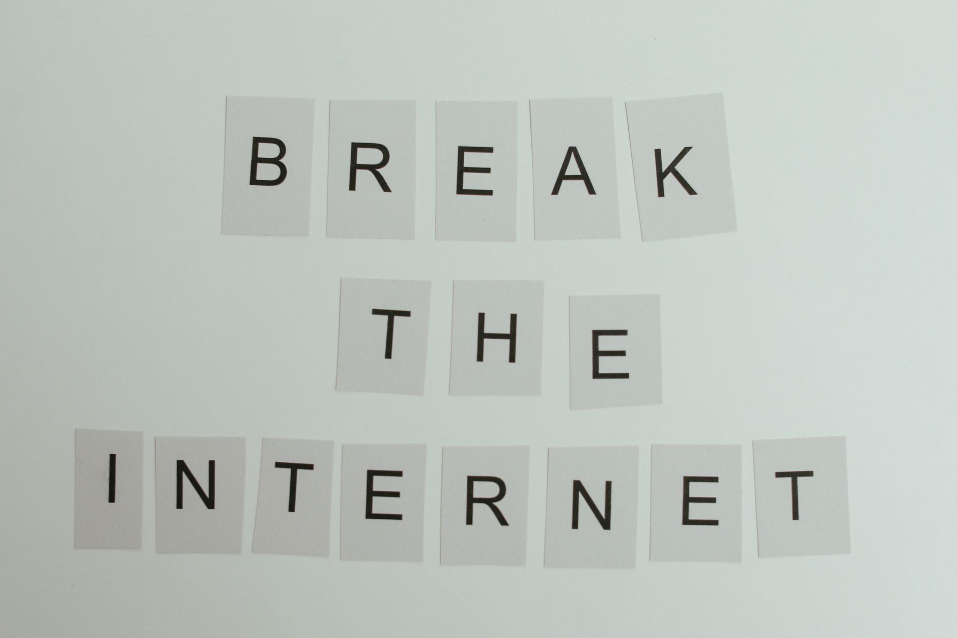 Conceptual image with text 'Break the Internet' using letter cards on a light background. — Est-ce qu’Evolve Casino reste com