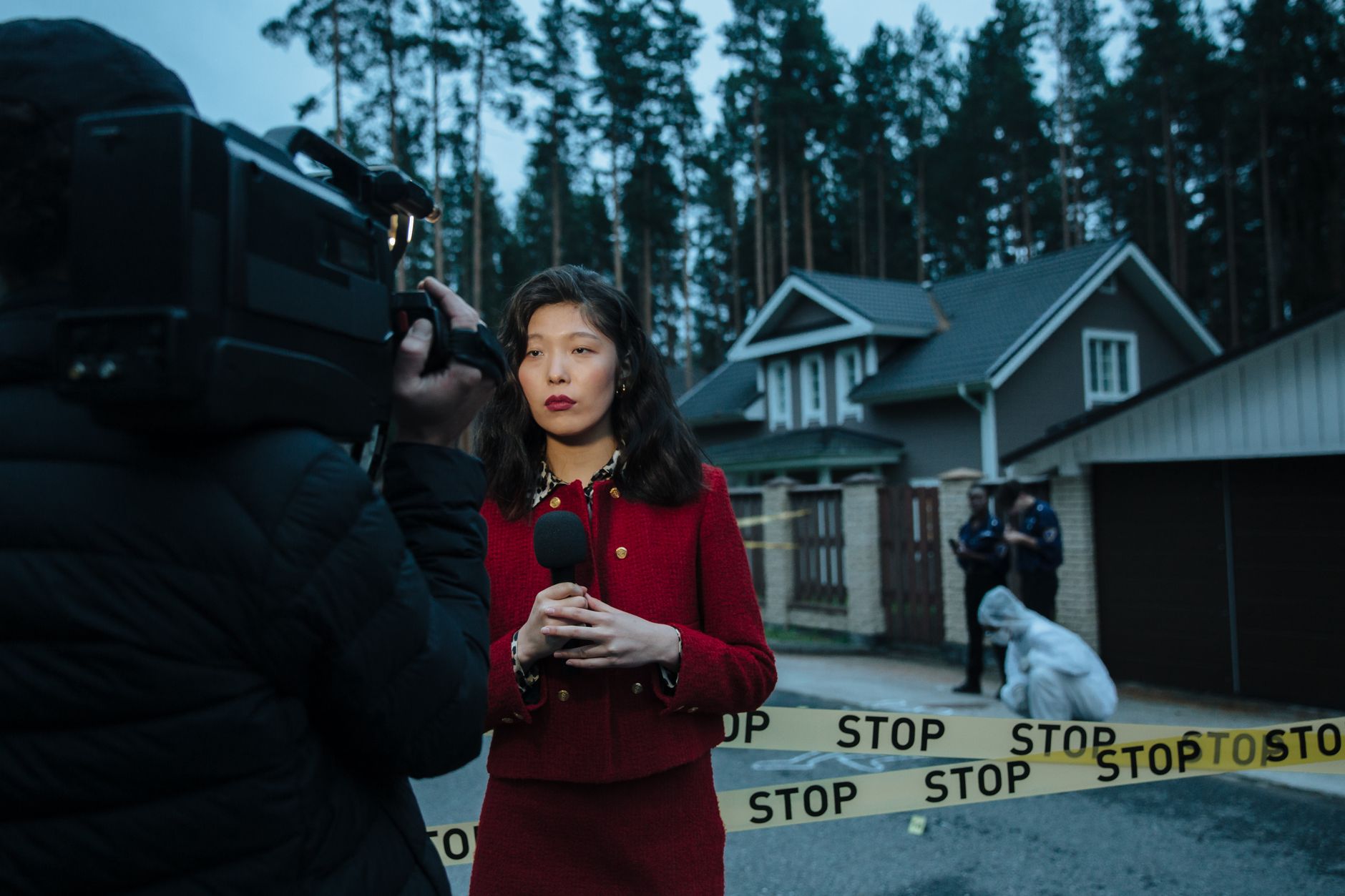 Female journalist reporting live from a crime scene with police and cameraman. — F1 Casino: Die besten Freispiele des Jahres