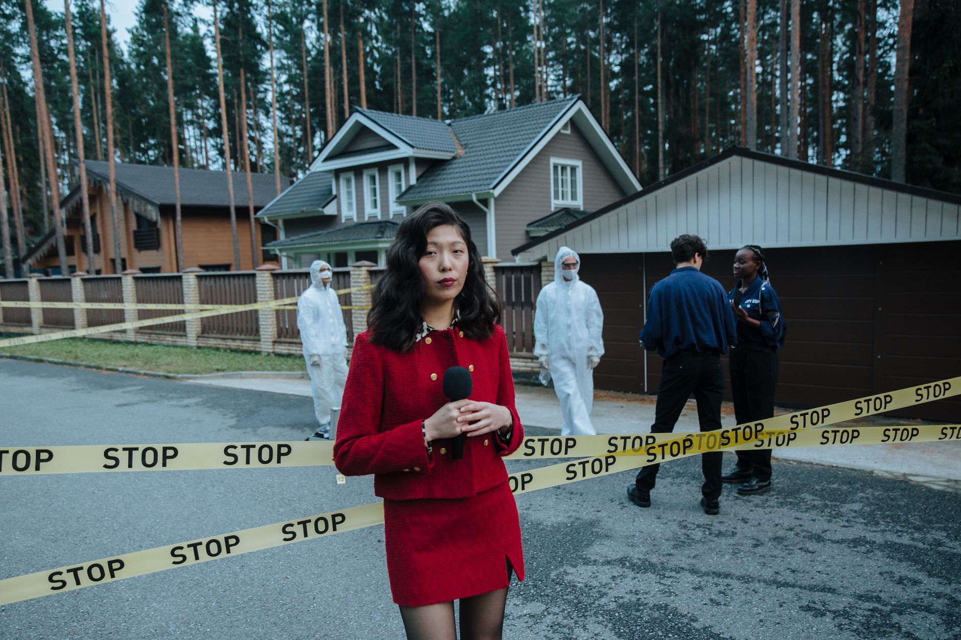 Journalist reporting from a crime scene with STOP tape and forensic team in the background. — Le visage contemporain de Space