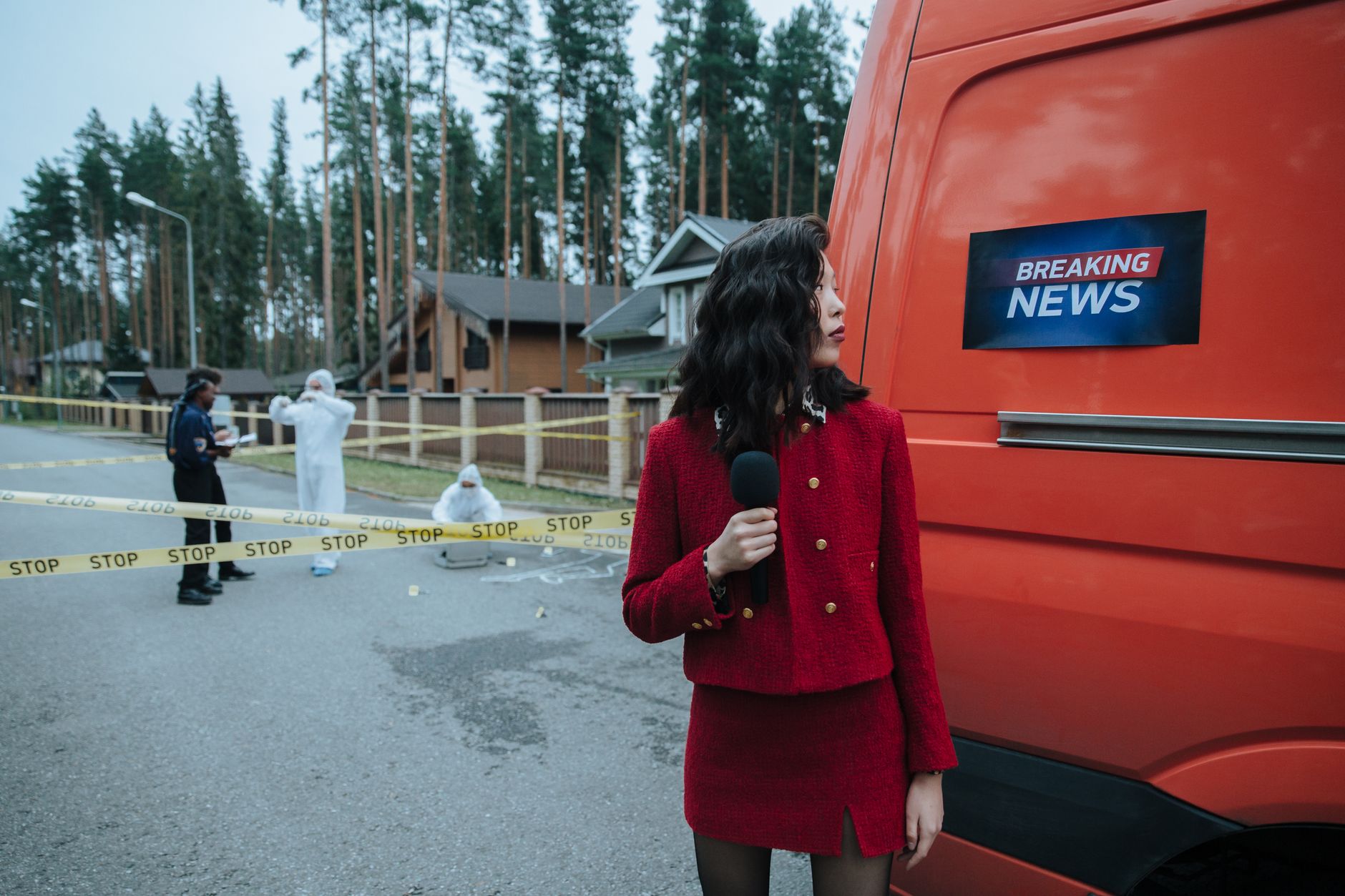 A reporter in red documents a crime scene with investigators in protective suits. — Mad Casino comment les joueurs classent l
