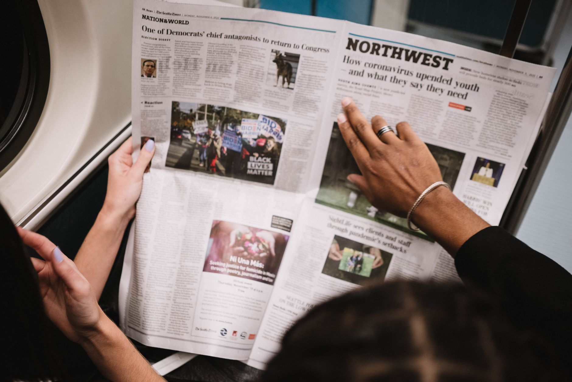 People reading a newspaper on a subway train, highlighting current events and diverse perspectives. — Quels sont les piliers