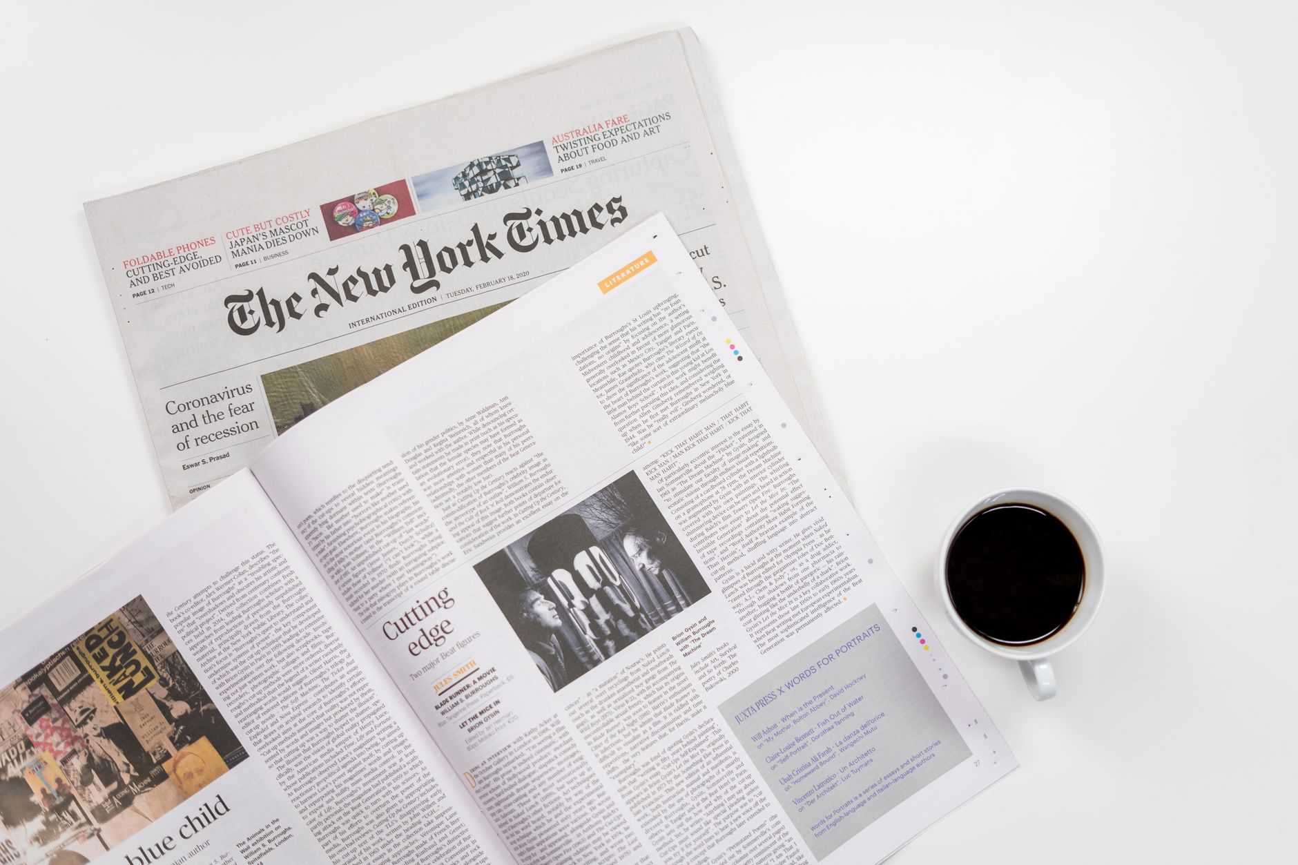 Flat lay of a coffee cup and The New York Times newspaper, ideal for business and lifestyle themes. — Wie funktioniert die Re