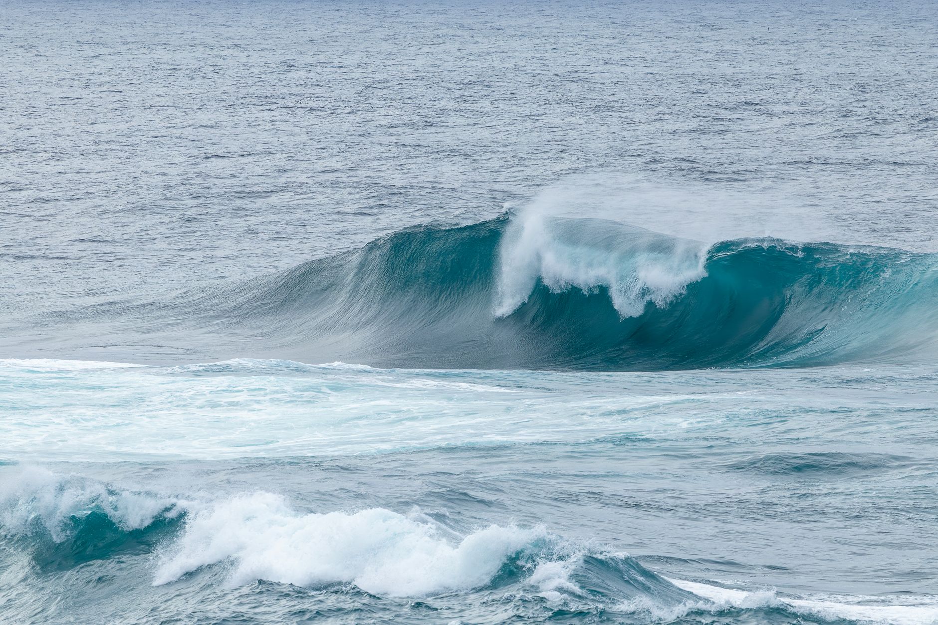 Powerful ocean waves breaking at Culburra Beach, New South Wales, showcasing nature's raw beauty. — Wie steht Felix Casino im